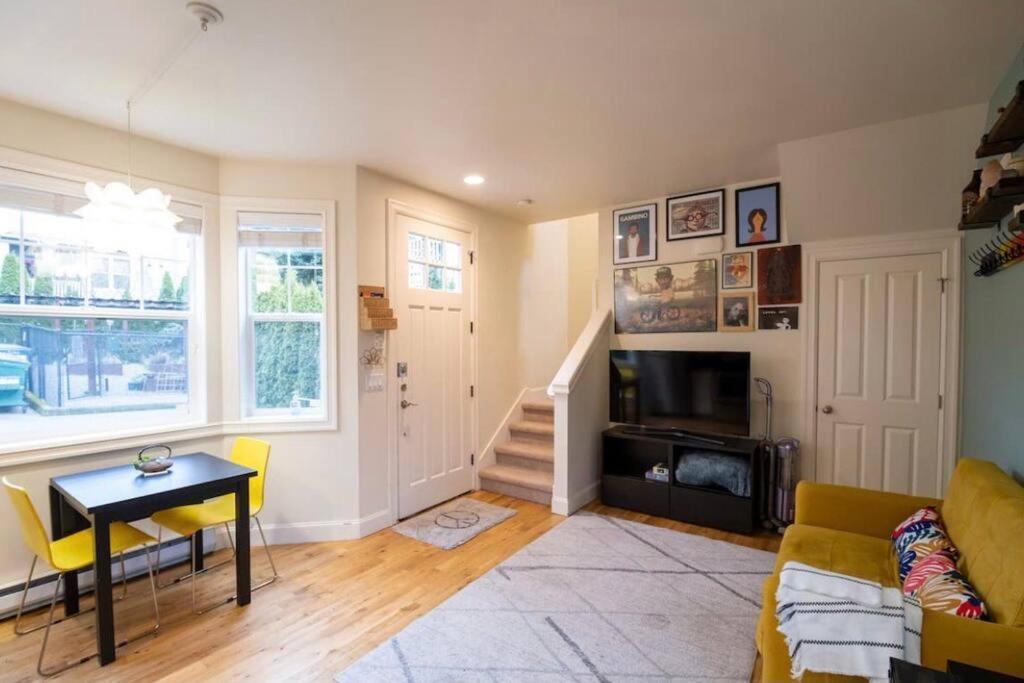 Adorable Cozy House With Parking And Loft! Villa Seattle Eksteriør billede